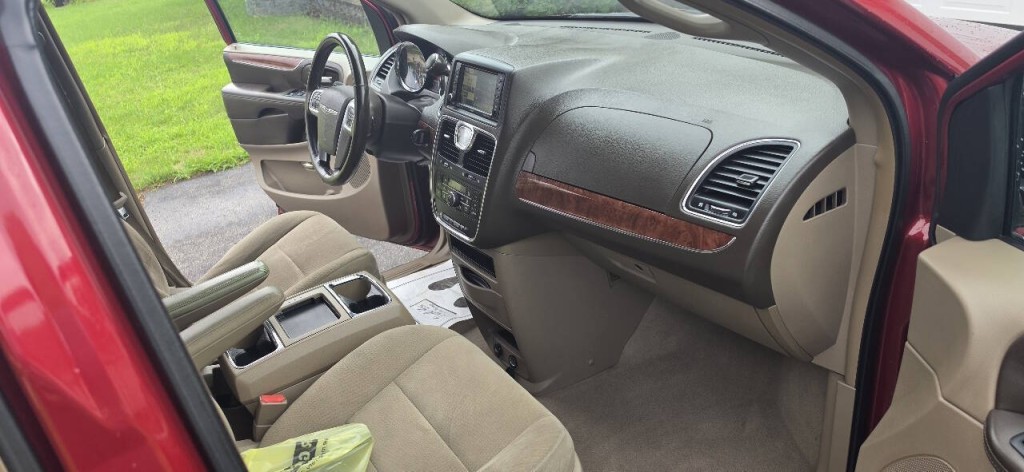 2011 Chrysler Town & Country Image 5