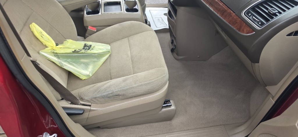 2011 Chrysler Town & Country Image 6