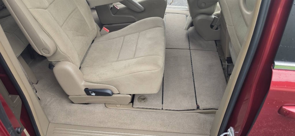 2011 Chrysler Town & Country Image 7