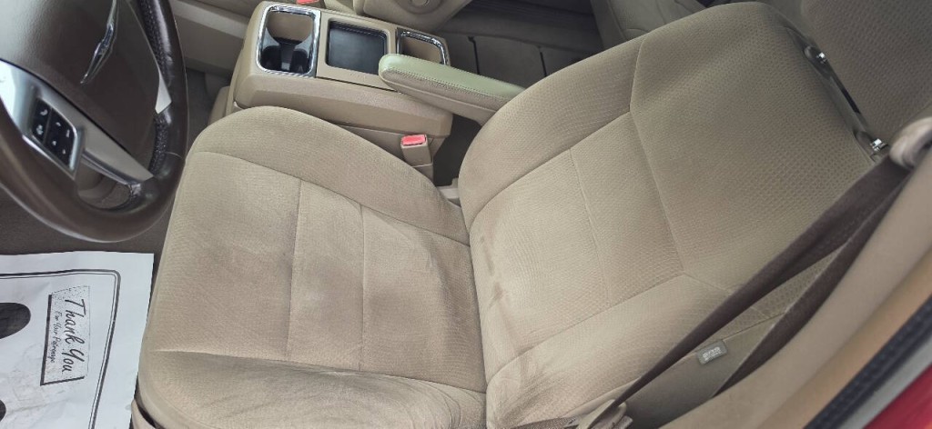 2011 Chrysler Town & Country Image 13