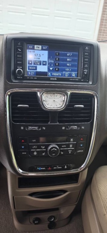 2011 Chrysler Town & Country Image 15