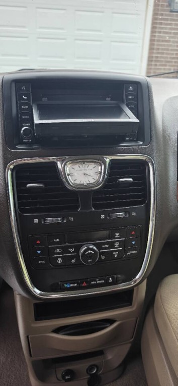 2011 Chrysler Town & Country Image 16