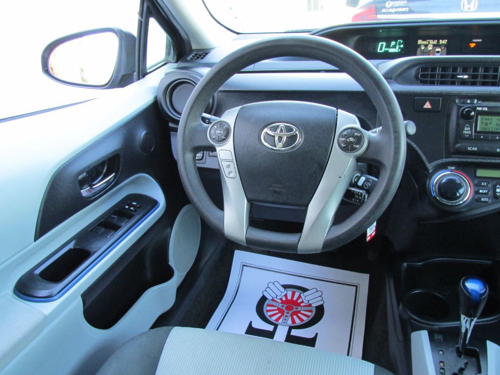 2013 Toyota Prius Image 11