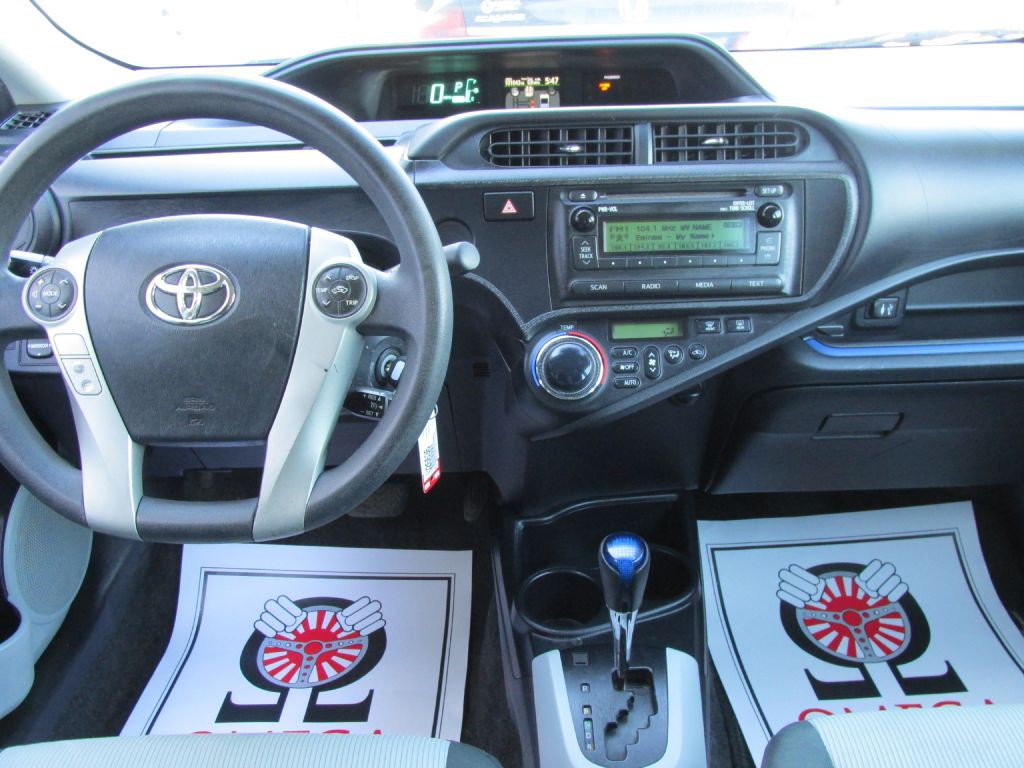 2013 Toyota Prius Image 12