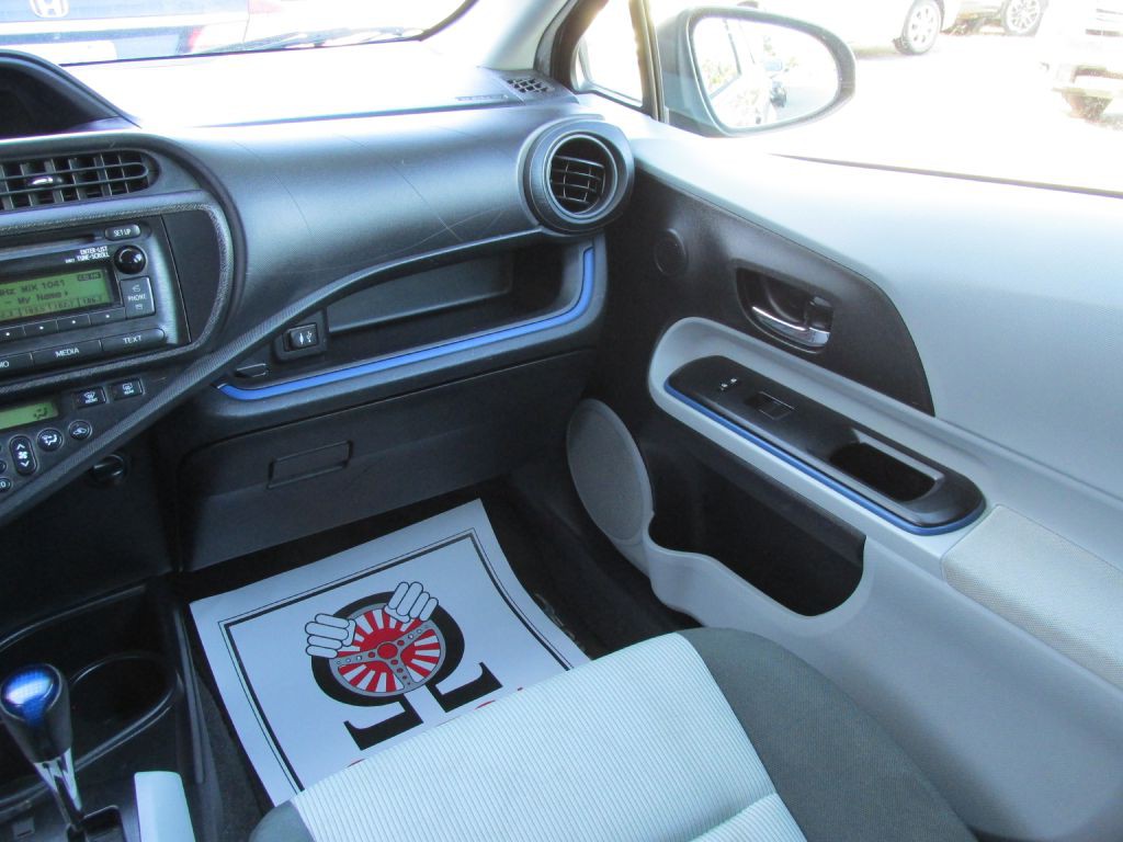 2013 Toyota Prius Image 13