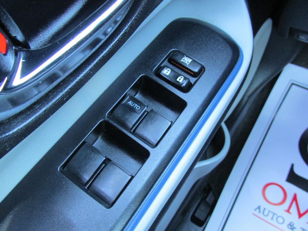 2013 Toyota Prius Image 14