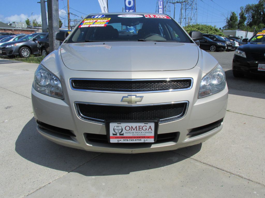 2011 Chevrolet Malibu Image 2