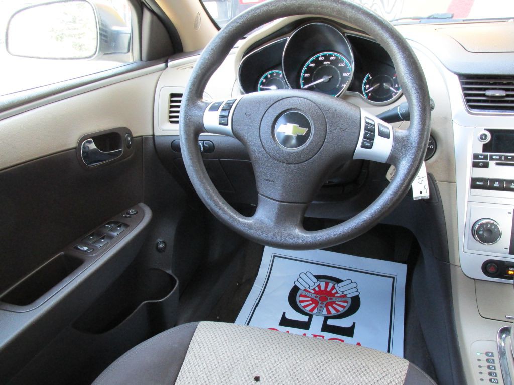 2011 Chevrolet Malibu Image 11