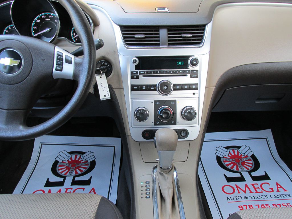 2011 Chevrolet Malibu Image 12