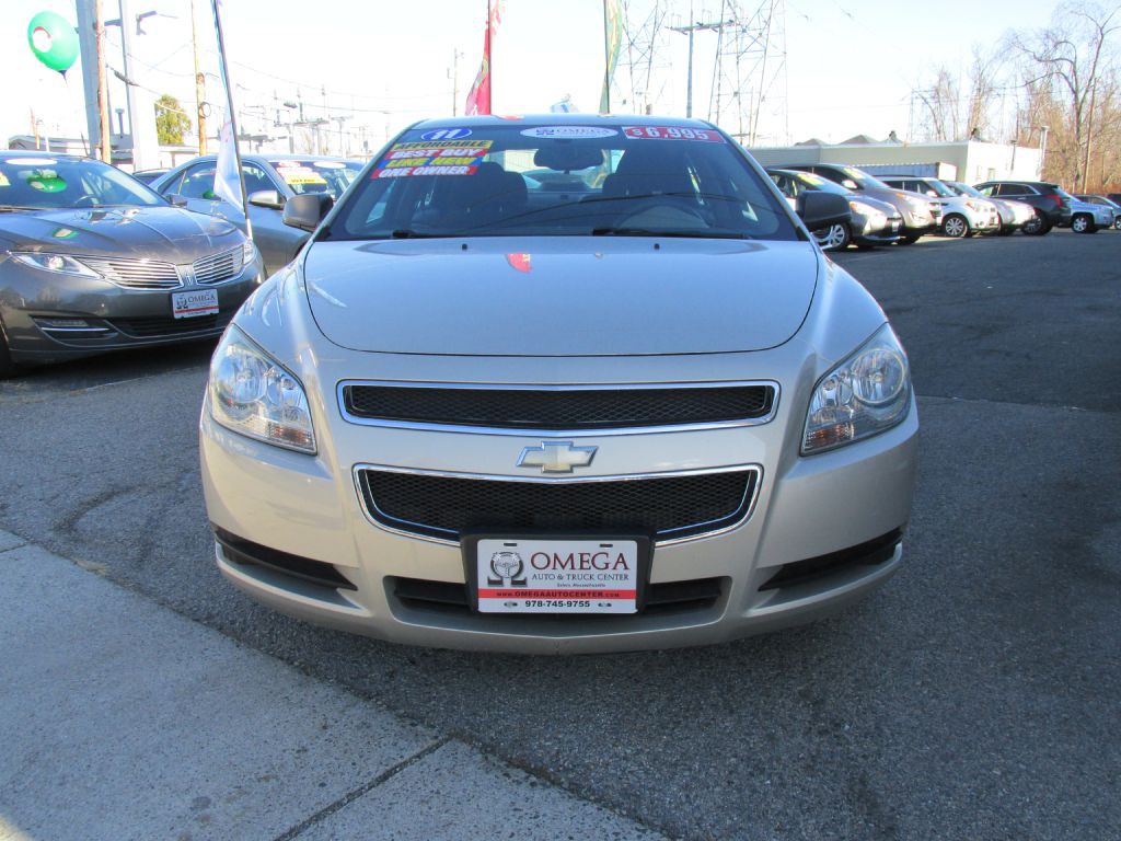 2011 Chevrolet Malibu Image 2