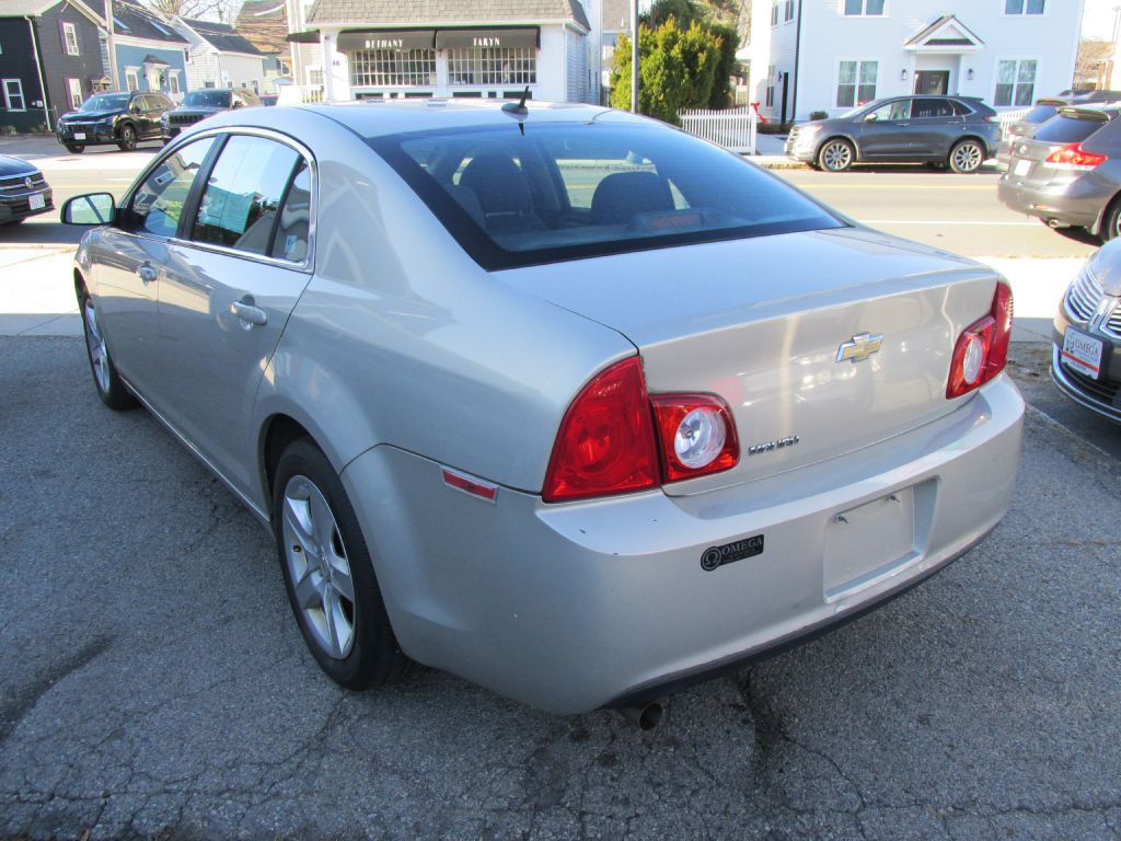 2011 Chevrolet Malibu Image 4