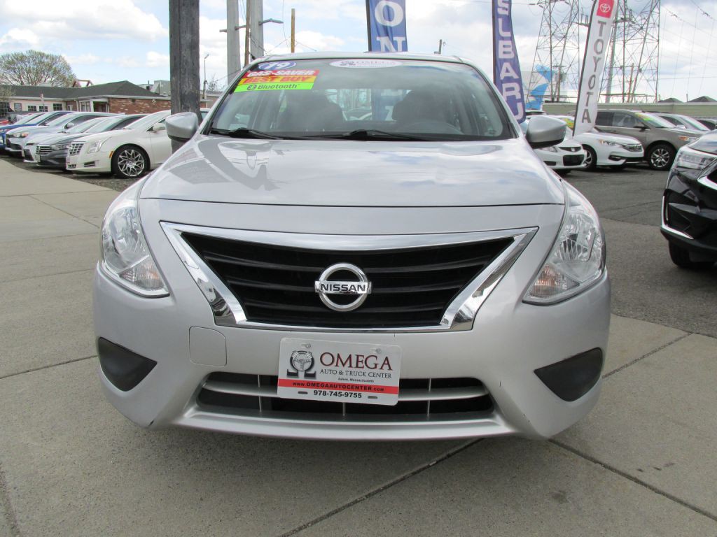 2019 Nissan Versa Image 2