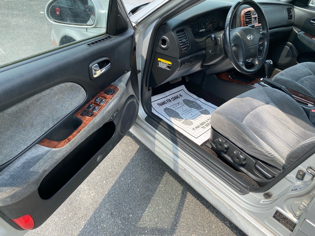 2004 Hyundai Sonata Image 12