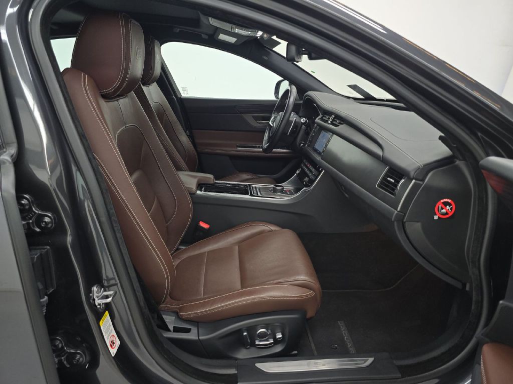 2018 Jaguar XF Image 8
