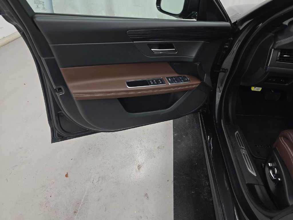 2018 Jaguar XF Image 9