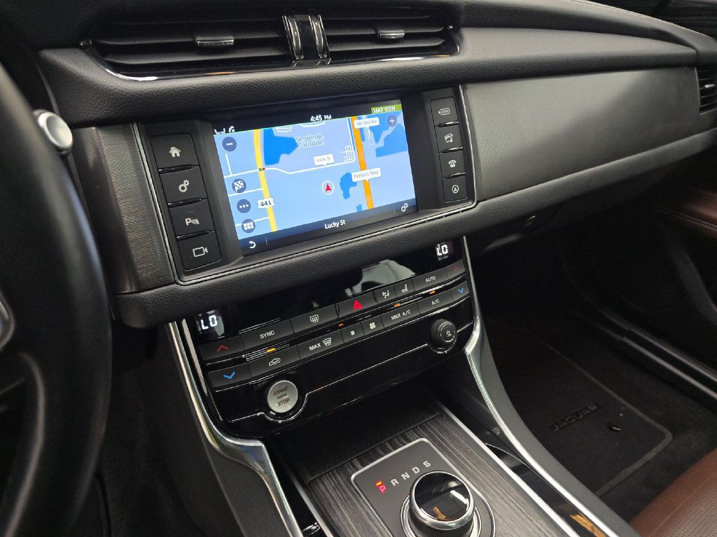 2018 Jaguar XF Image 11