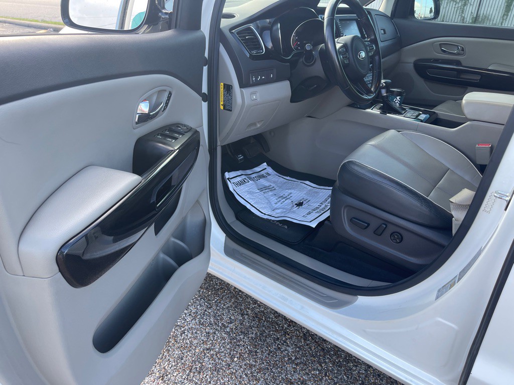 2017 Kia Sedona Image 11