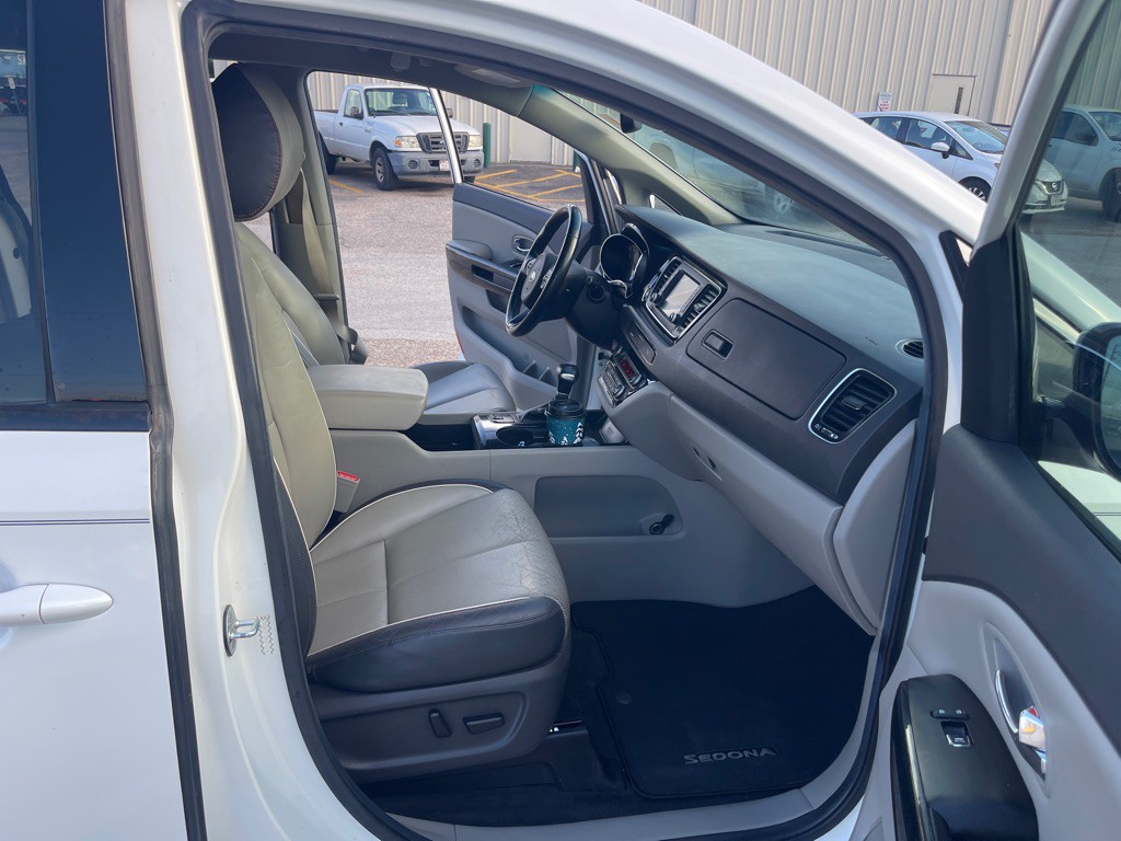 2017 Kia Sedona Image 18