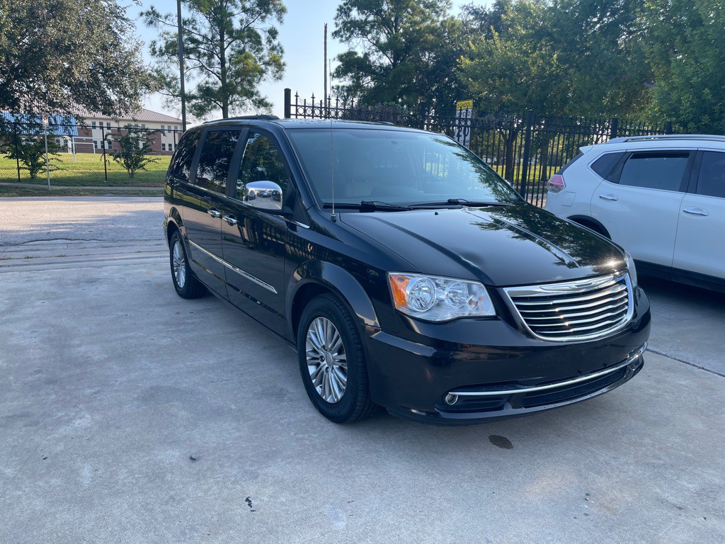 2015 Chrysler Town & Country Image 3