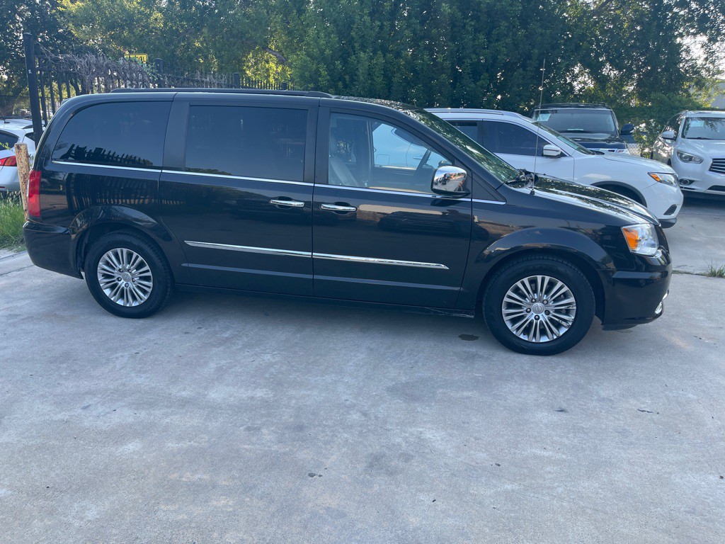 2015 Chrysler Town & Country Image 7