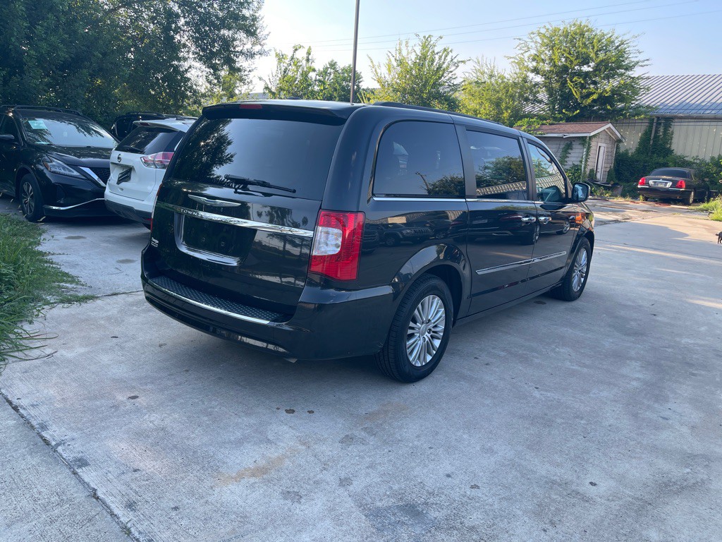 2015 Chrysler Town & Country Image 8