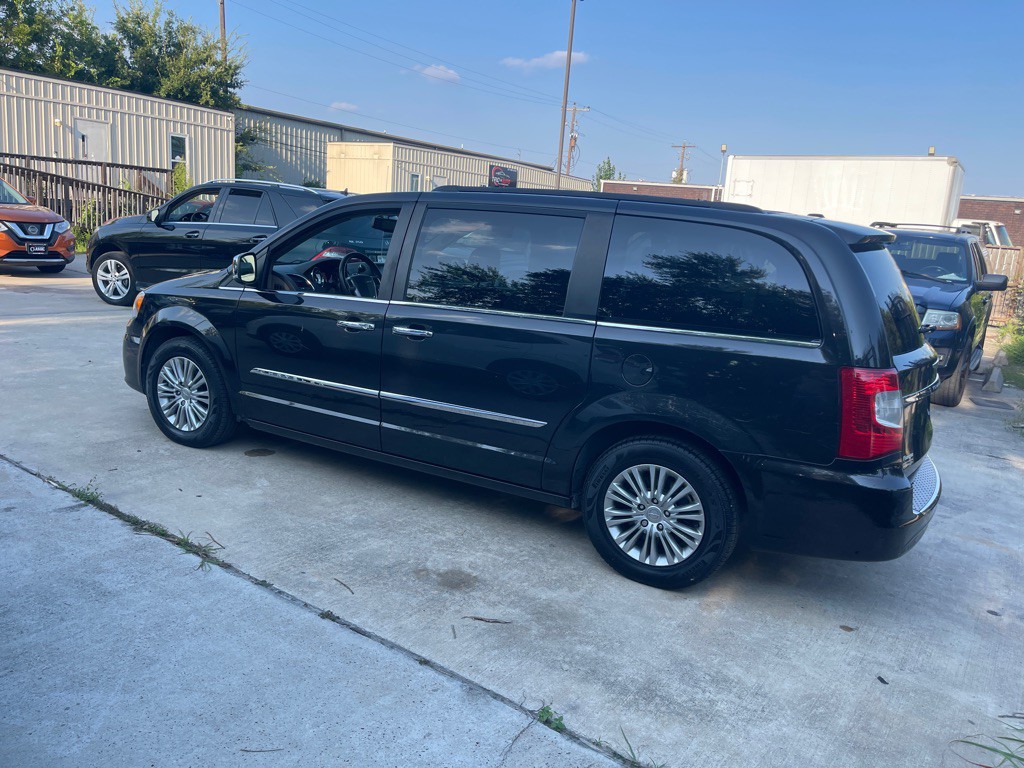 2015 Chrysler Town & Country Image 10
