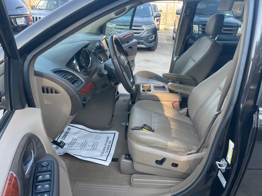 2015 Chrysler Town & Country Image 16