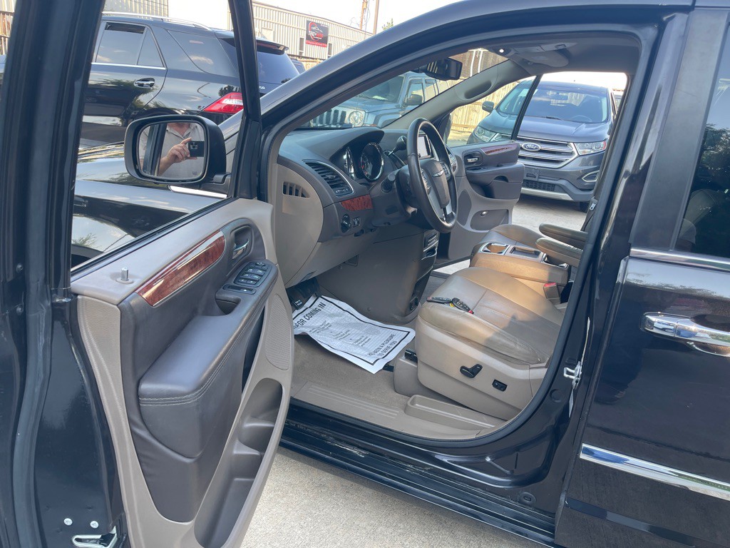 2015 Chrysler Town & Country Image 17