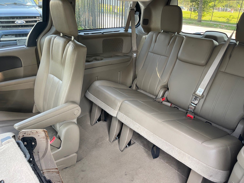 2015 Chrysler Town & Country Image 19