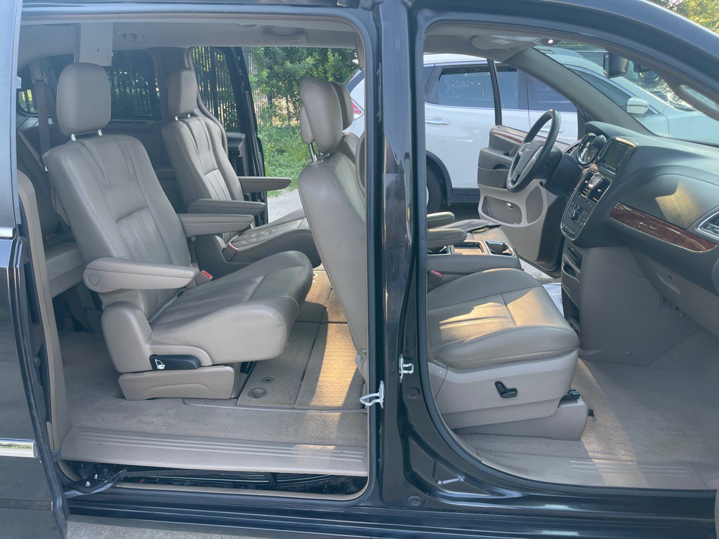 2015 Chrysler Town & Country Image 21