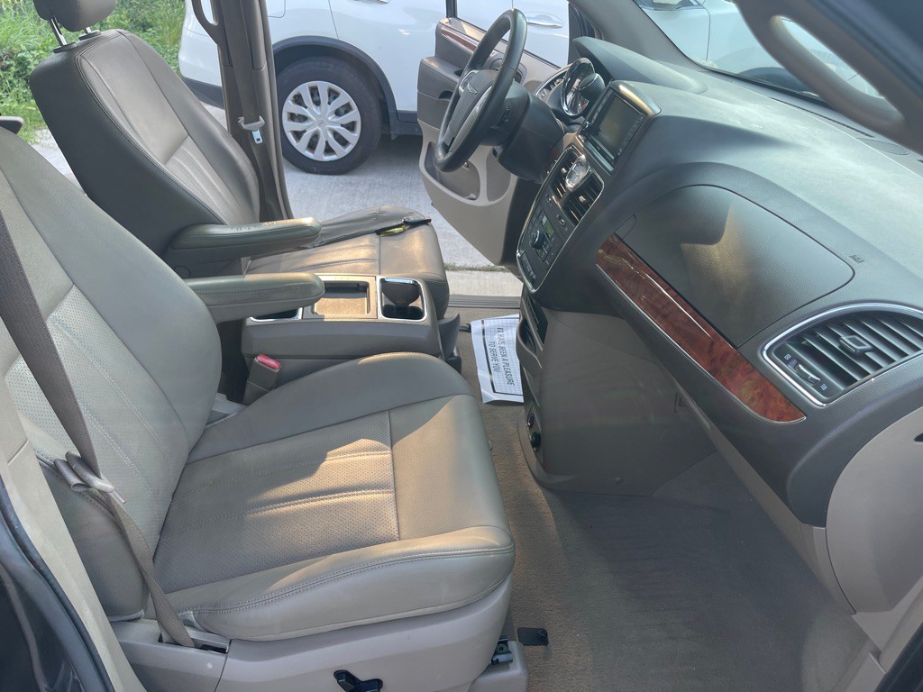 2015 Chrysler Town & Country Image 22