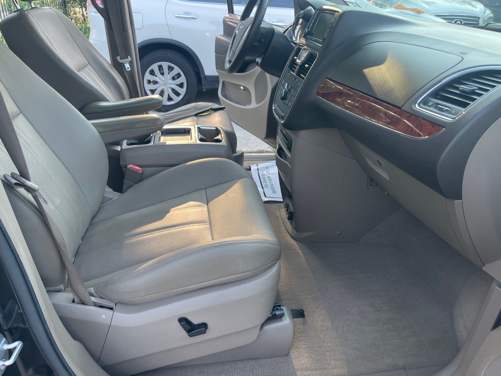 2015 Chrysler Town & Country Image 23