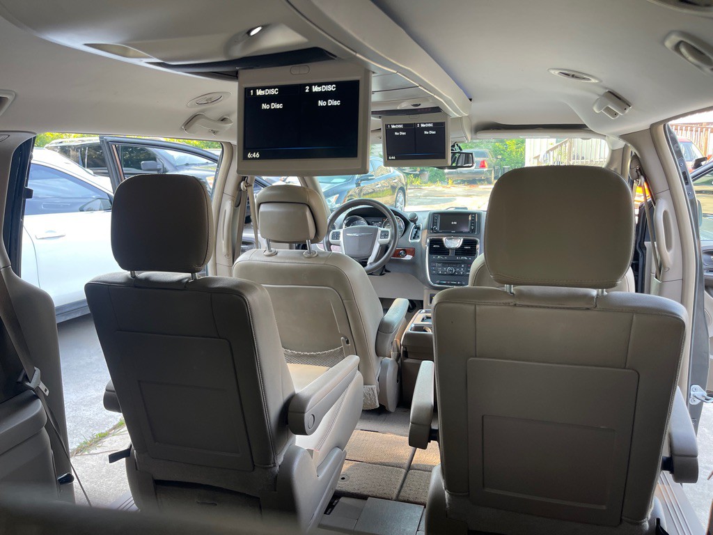 2015 Chrysler Town & Country Image 24