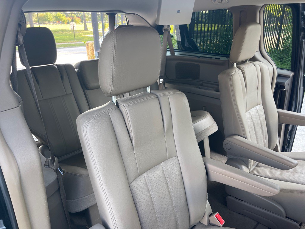 2015 Chrysler Town & Country Image 25