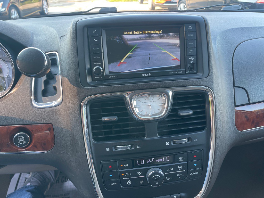 2015 Chrysler Town & Country Image 26