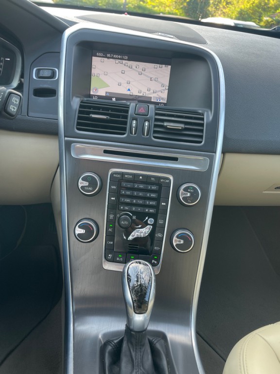 2015 Volvo XC60 Image 25