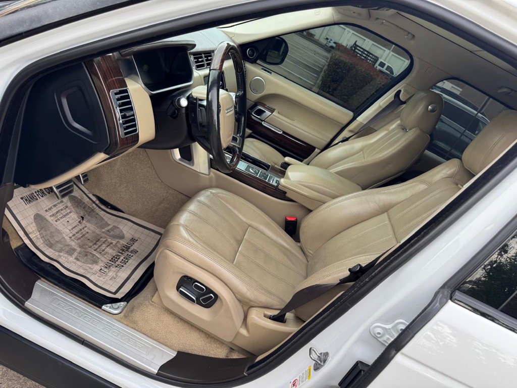 2014 Land Rover Range Rover Image 16