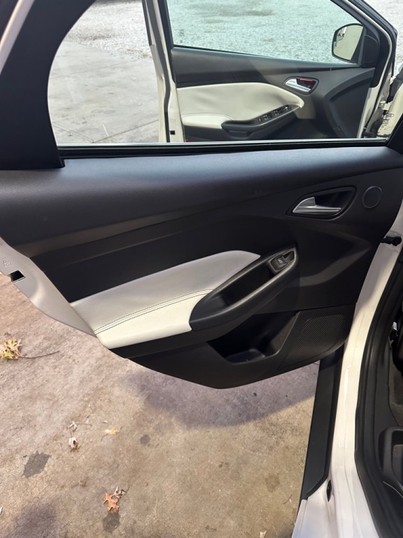 2012 Ford Focus Image 16