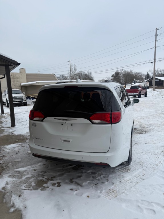 2017 Chrysler Pacifica Image 4
