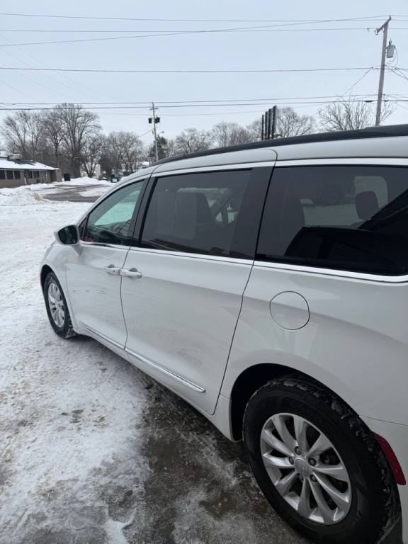 2017 Chrysler Pacifica Image 5
