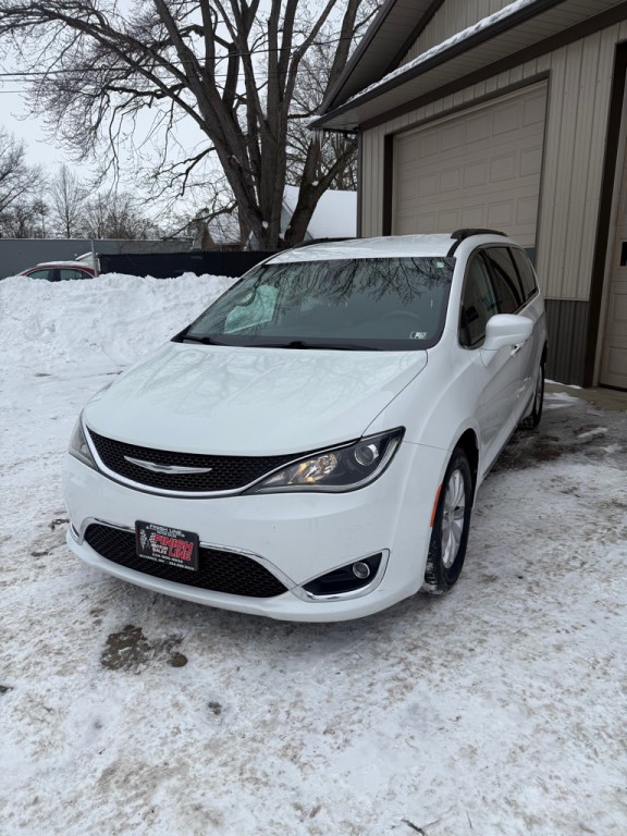 2017 Chrysler Pacifica Image 6