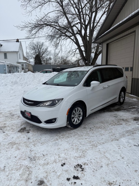 2017 Chrysler Pacifica Image 8