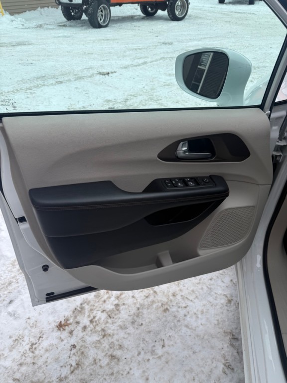 2017 Chrysler Pacifica Image 9