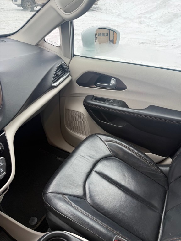 2017 Chrysler Pacifica Image 14