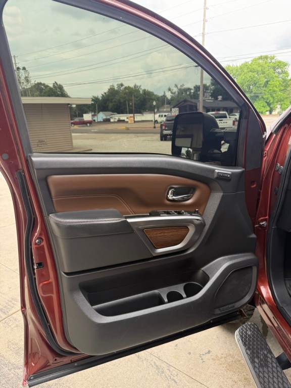 2016 Nissan Titan Image 9