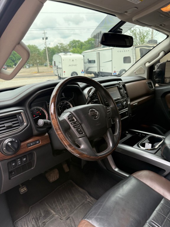 2016 Nissan Titan Image 11