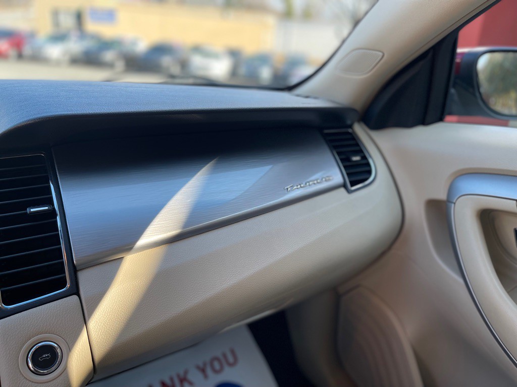 2016 Ford Taurus Image 34