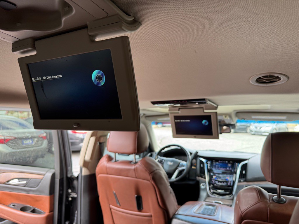 2015 Cadillac Escalade Image 9