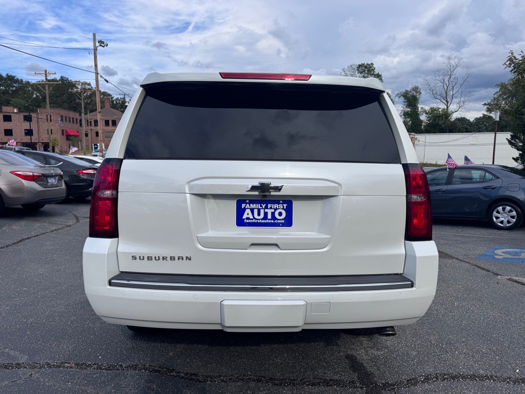 2017 Chevrolet Suburban Image 4