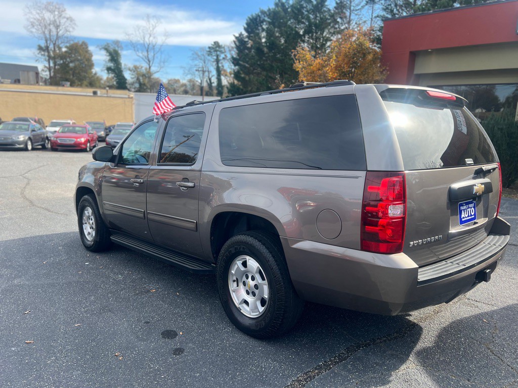 2013 Chevrolet Suburban Image 3